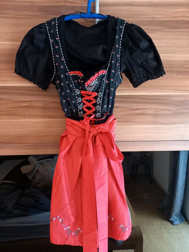 Dirndl oder kurze Lederhose in Größe 34 in Berglern