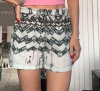 Vila Shorts S grün mint Muster kurze Hose Bayern - Pullach Vorschau
