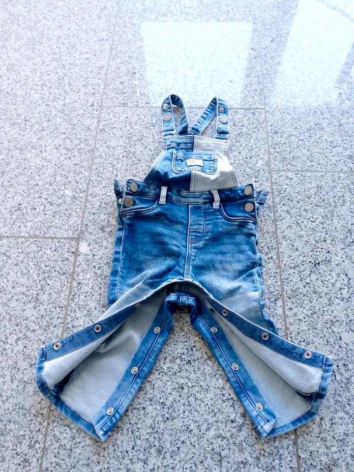 Jeans Latzhose Gr. 80 Jeanshose Blau Hose für Jungs in Freiburg im Breisgau