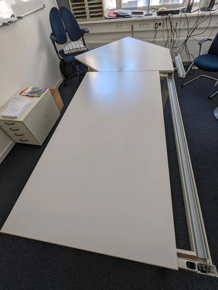 Großer stabiler Schreibtisch mit Kabelmanagement in Hannover