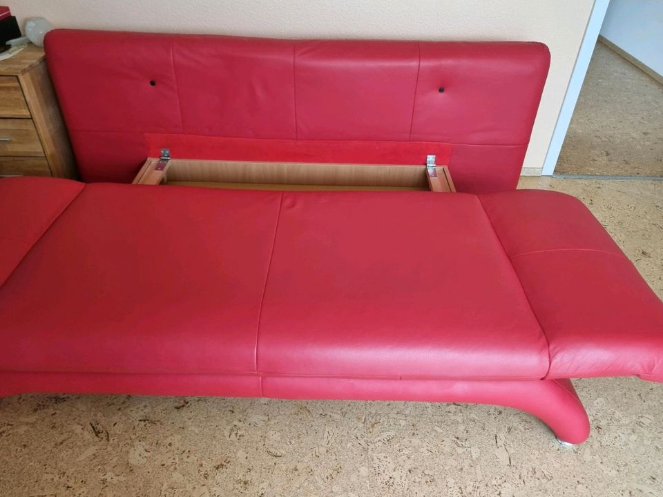 Stylische knallrote Schlafcouch in Bornheim