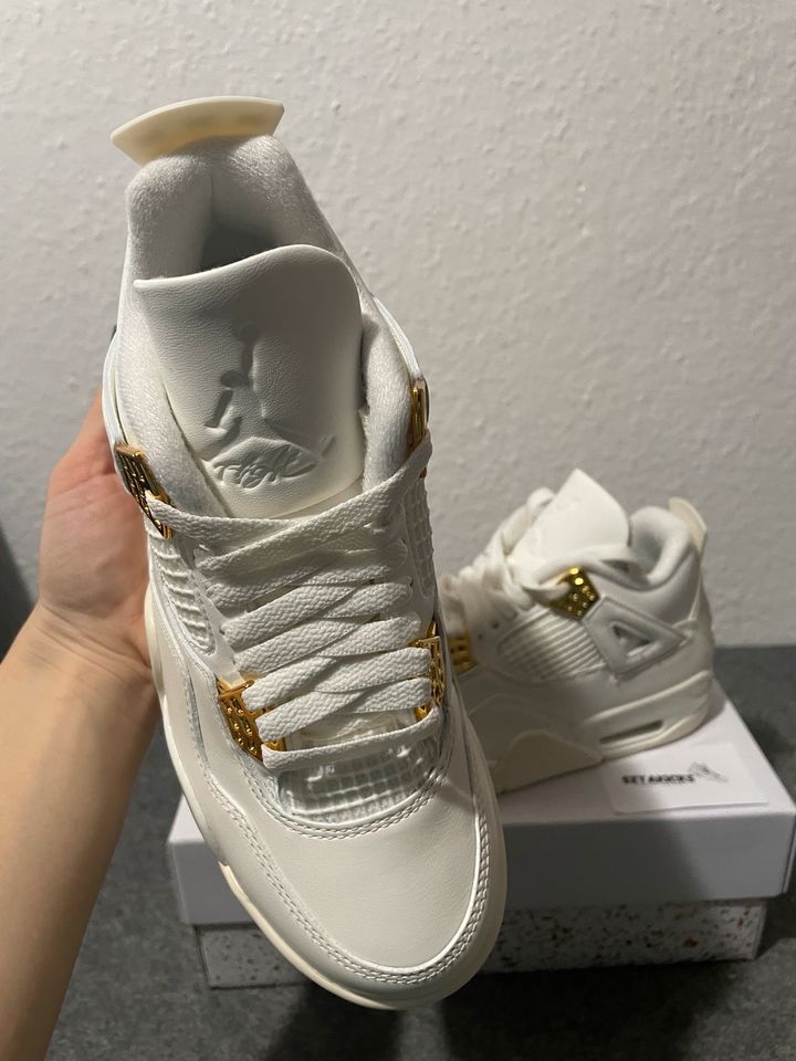 Gr 37.5 Nike Air Jordan 4 Retro Damenschuhe Weiß und Gold in Kerpen