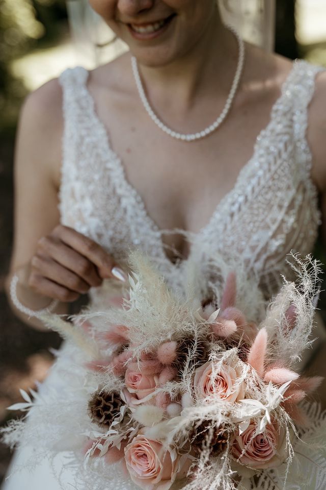 Brautkleid mit transparentem Spitzenoberteil und Glitzertüllrock in Kirchhain