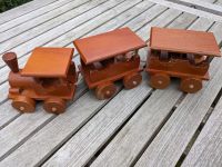 Holzeisenbahn Lok + 2 Waggons schöne Deko Vintage Bremen - Schwachhausen Vorschau