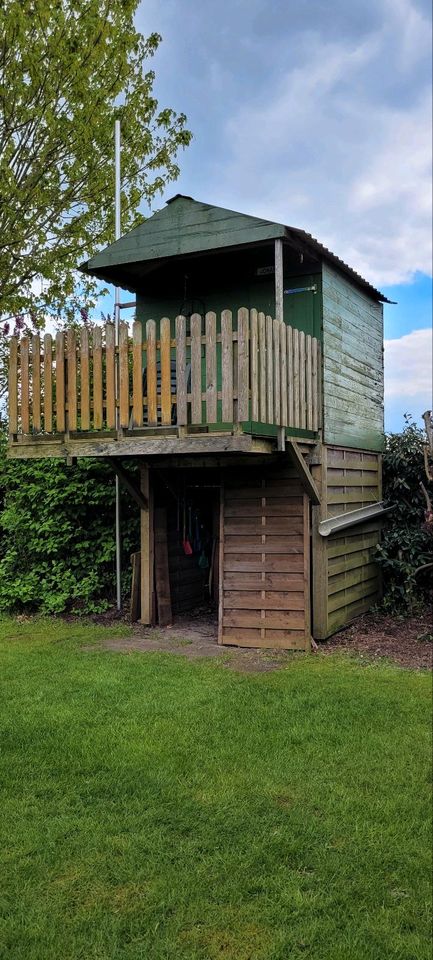 Spielhaus Eigenbau mit Balkon und Rutschstange in Ahlerstedt