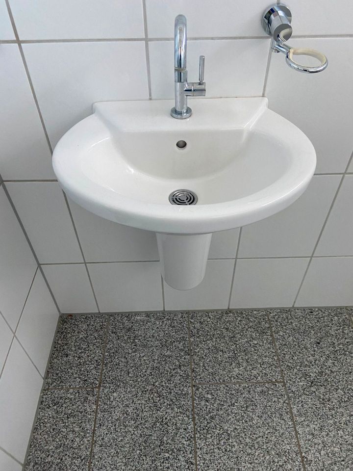 Gästetoilette Waschbecken in Erkelenz