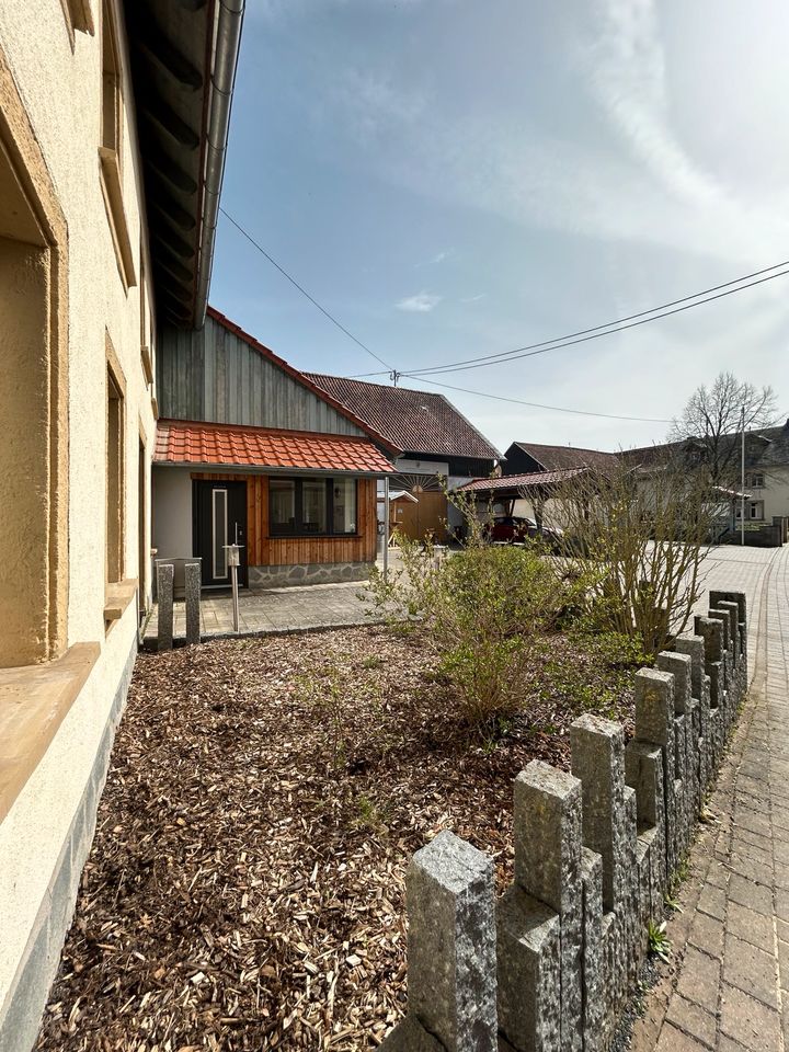 Haus mit Halle und Nebengebäude, PV Anlage in Gebroth