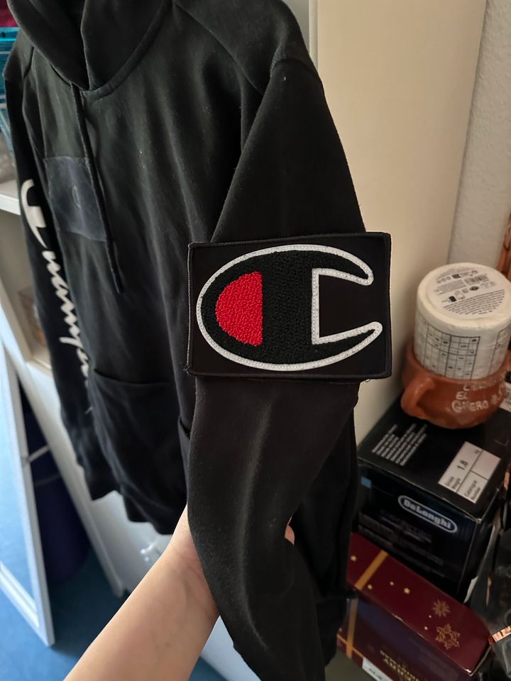 Champion Schwarz Pulli/ Hoodie mit Patch Größe S in Darmstadt