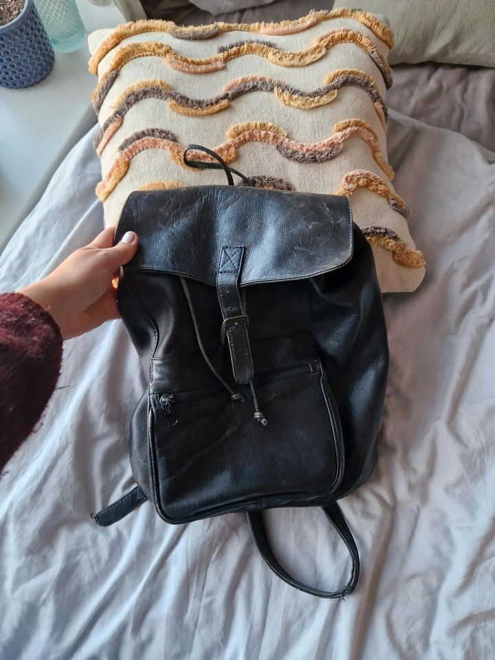 Vintage Lederrucksack mit Fach und Kordelzug in Hamburg