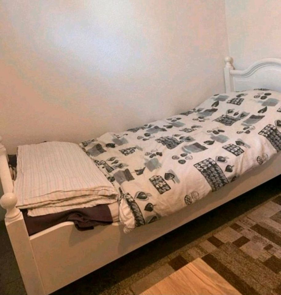 Bett aus Holz 90x220 mit lattenrost und Matratze in Rödermark