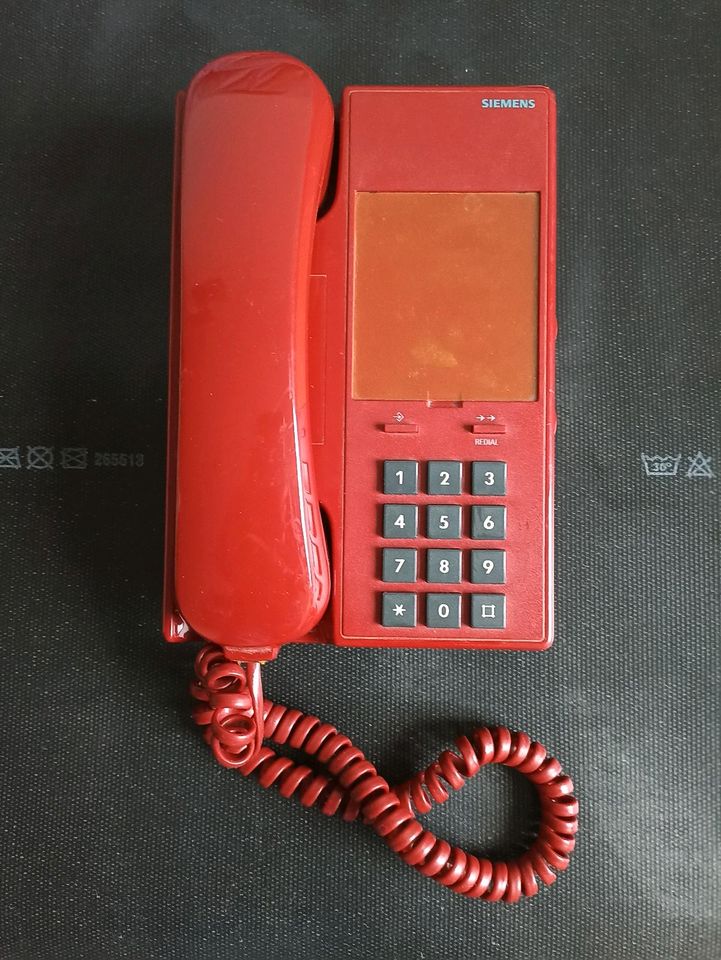 Rotes  Tastentelefon von Siemens in Stralsund