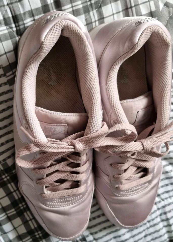 Damen Nike Schuhe rose Satin in Glinde