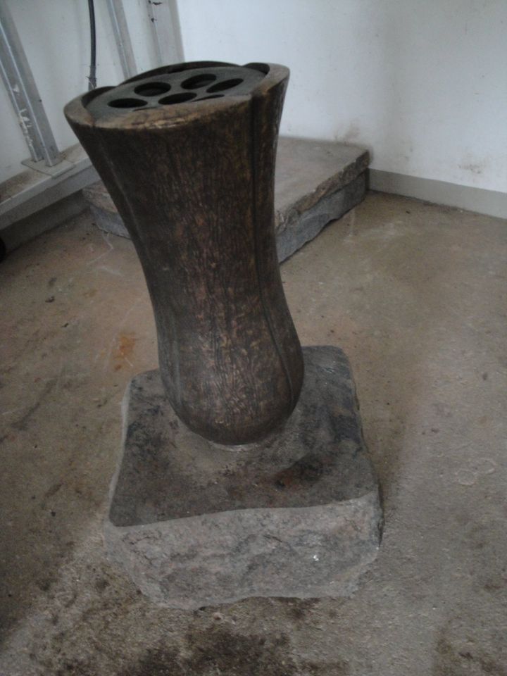 Sockel und Vase   Granit Halmstad & Bronze in Viersen