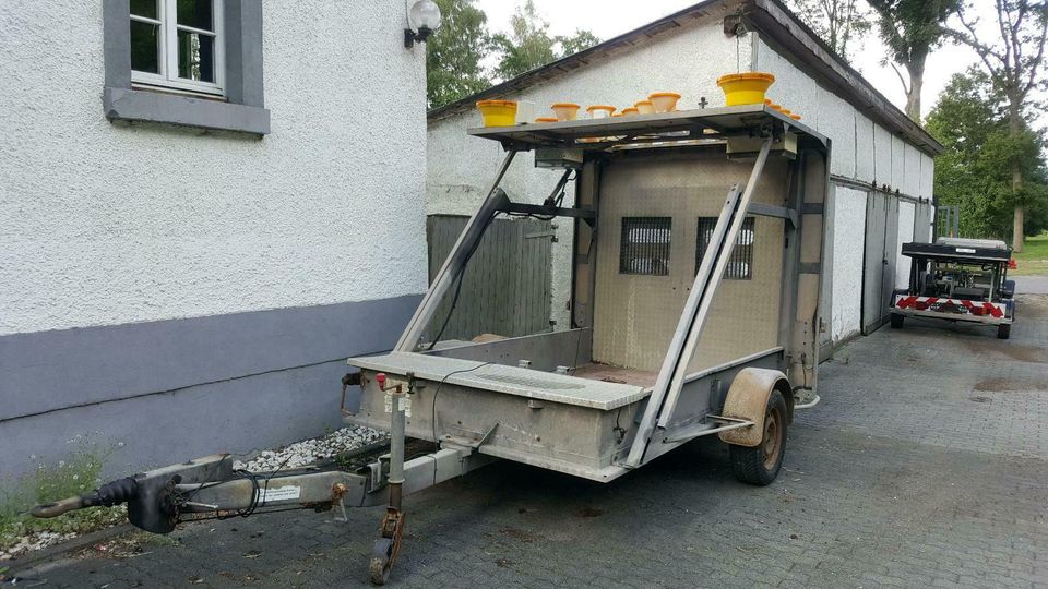 Mersch Verkehrsleittafel Verkehrsleitanhänger vz 616 615 Nissen in Selters