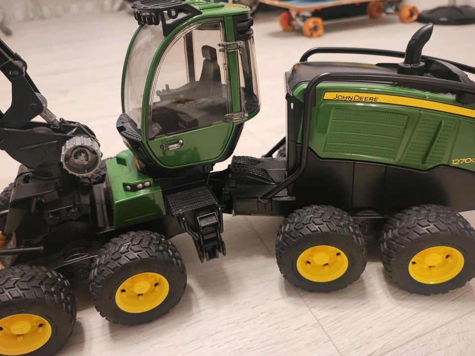 John Deere Erntemaschine mit Baumstamm Spielzeug in Niefern-Öschelbronn