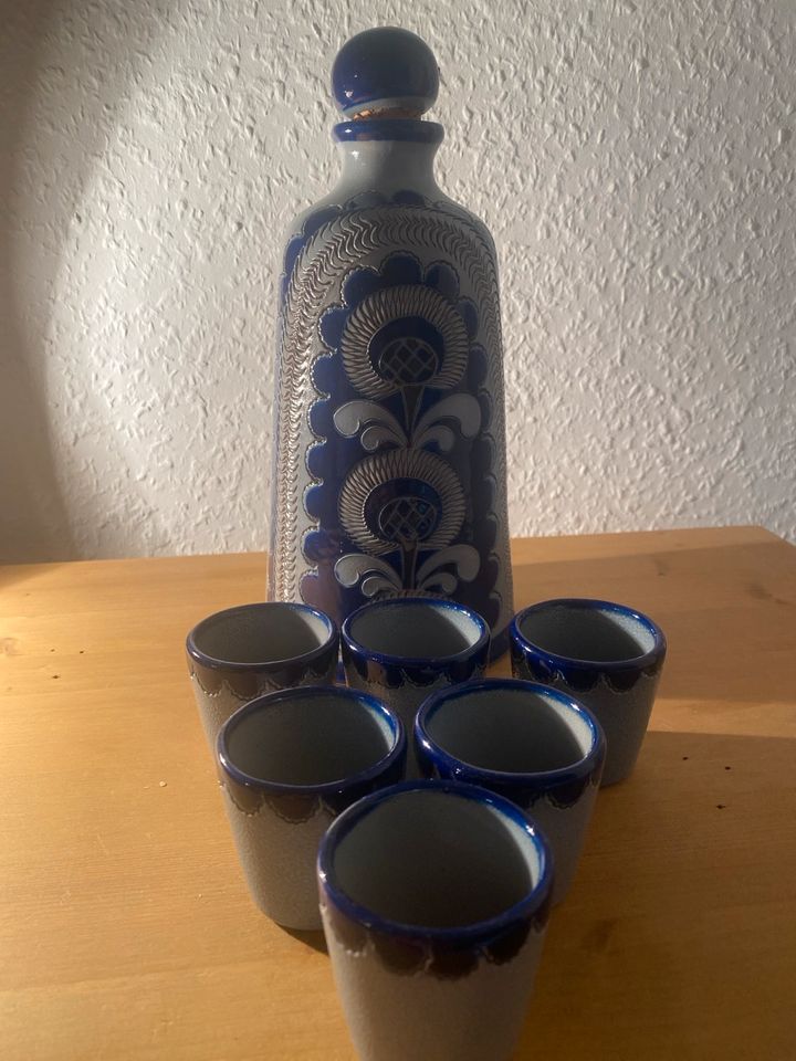 Schöne Schnapsflasche mit 6 Gläschen in Zornheim