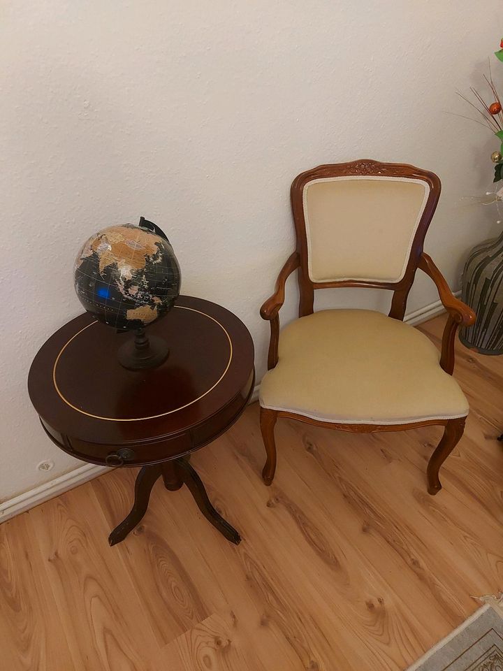 Tisch mit Stuhl in Rosdorf