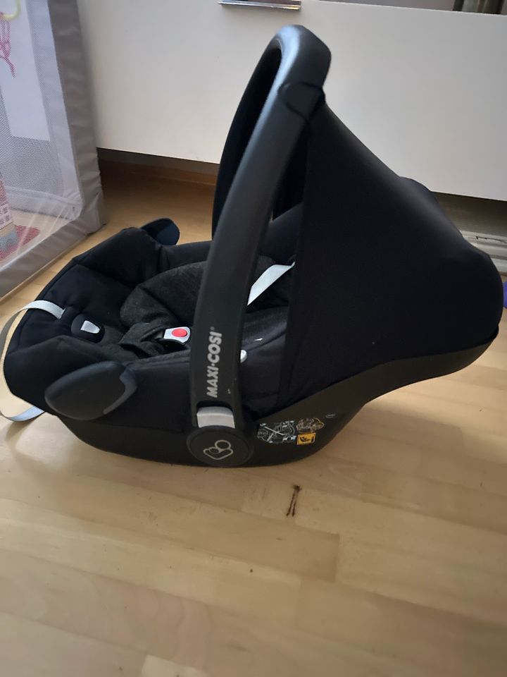 Maxi Cosi Babyschale in Essen