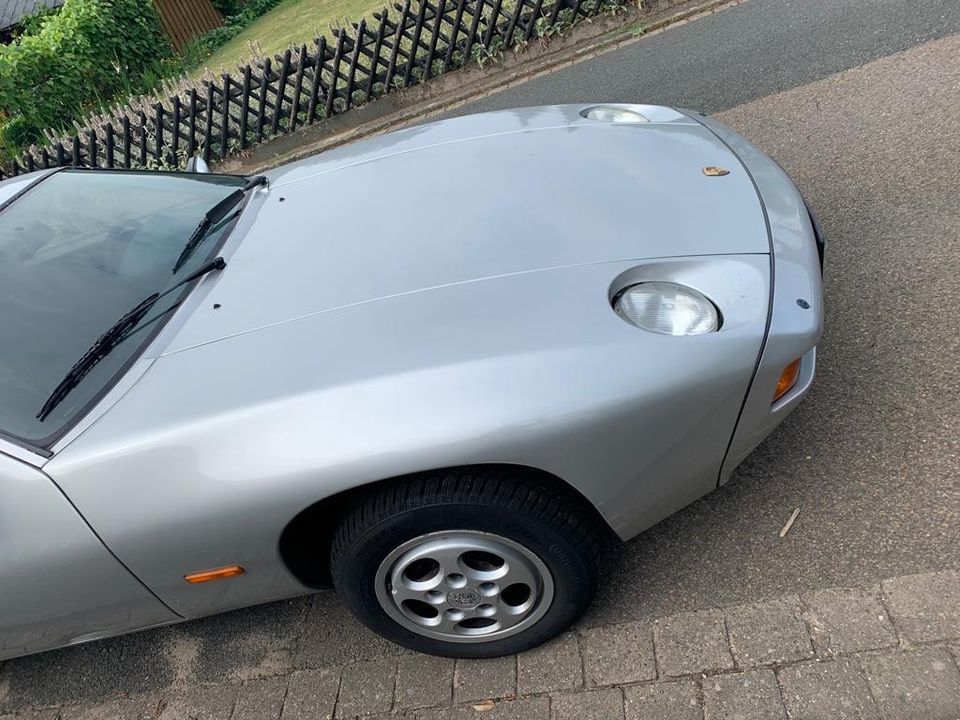 Oldtimer Porsche 928 Silber Auto 1979 in Hannover