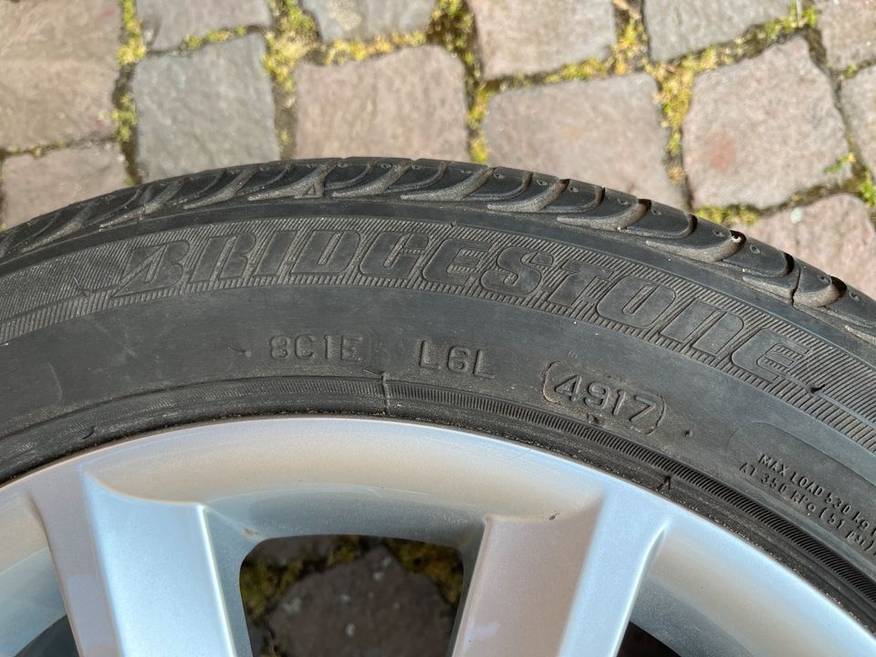 Reifenfelgen mit Reifen 215/45R16 der Marke Skoda und Bridgestone in Deidesheim