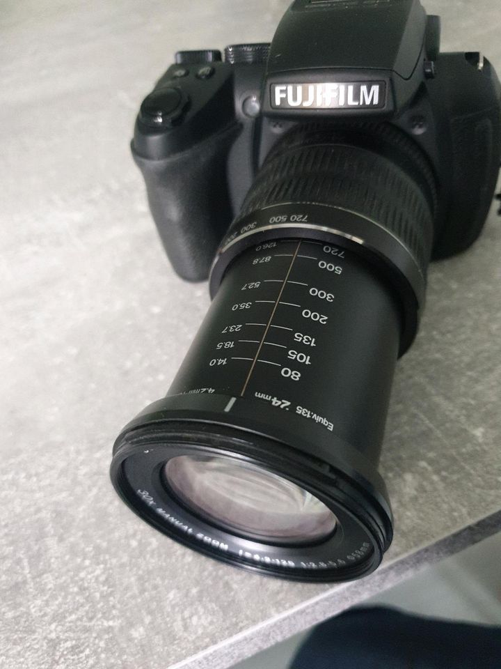 Fujifilm FinePix HS 30EXR Digital Kamera in Köln