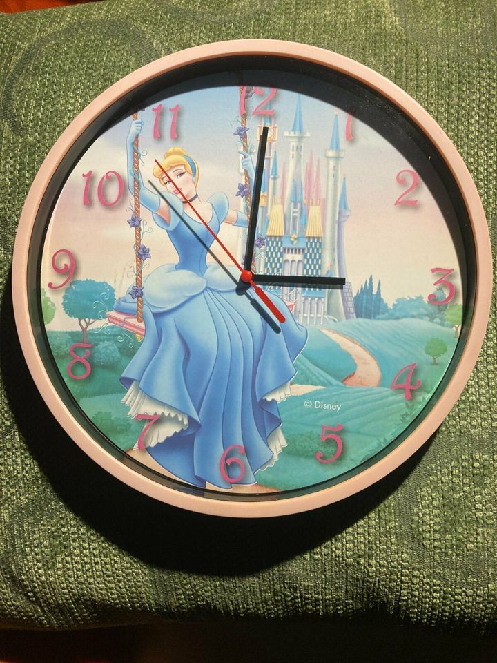 Disney Kinderuhr Wanduhr Cinderella Princess Prinzessin in Halle