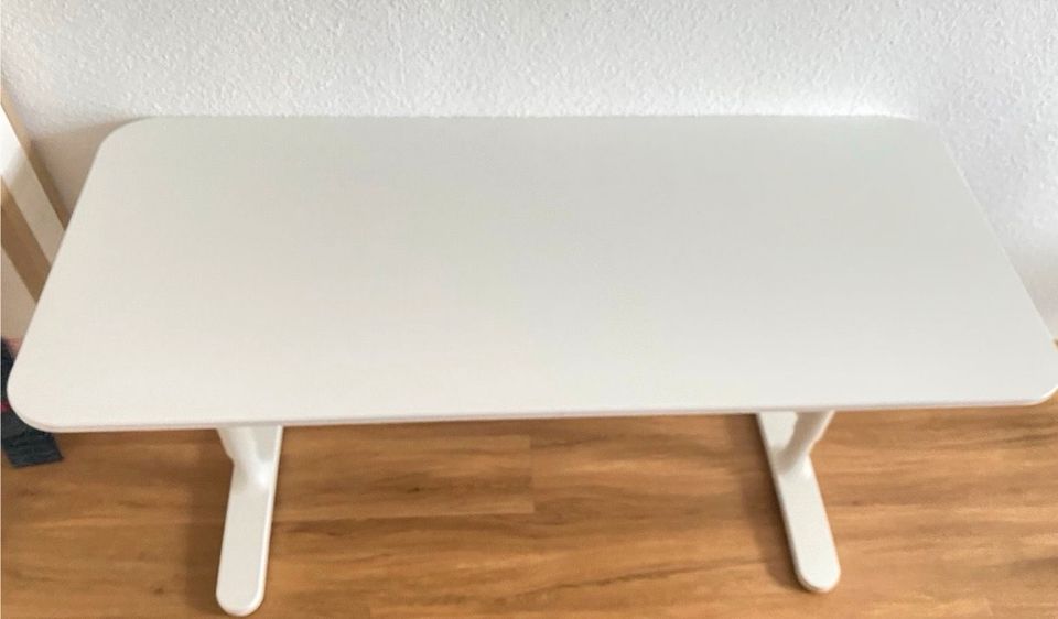 Schreibtisch von Ikea in Bad Homburg