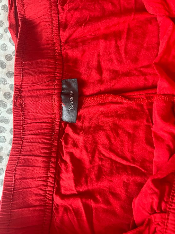 Kurze Rote Hose C&A 44 in Niestetal