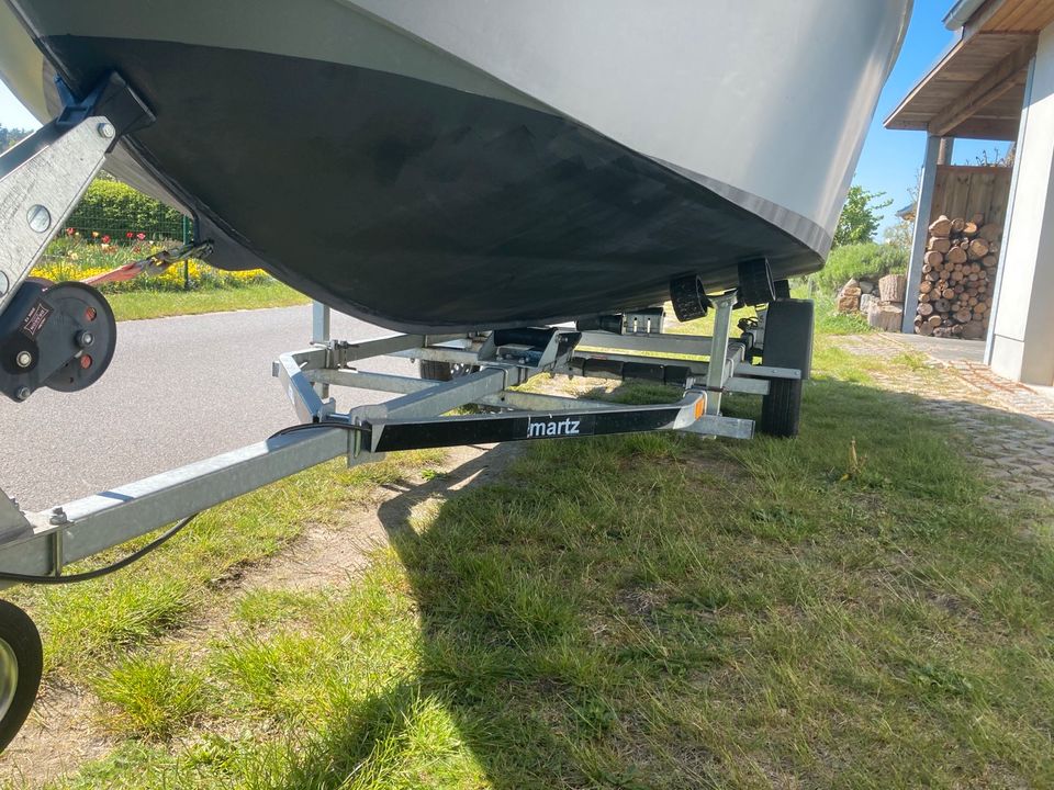 Konsolenboot Aluminiummotorboot 50 PS Außenborder Trailer in Kröslin