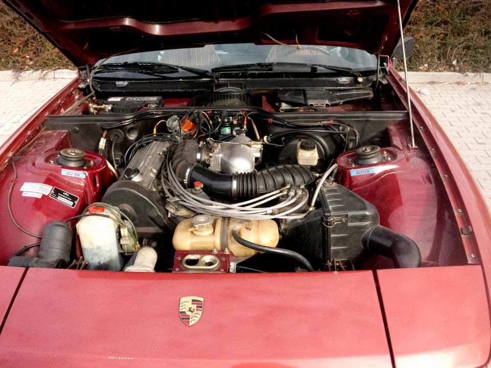 gut erhaltener Oldtimer Porsche 924 aus der ersten Generation in München