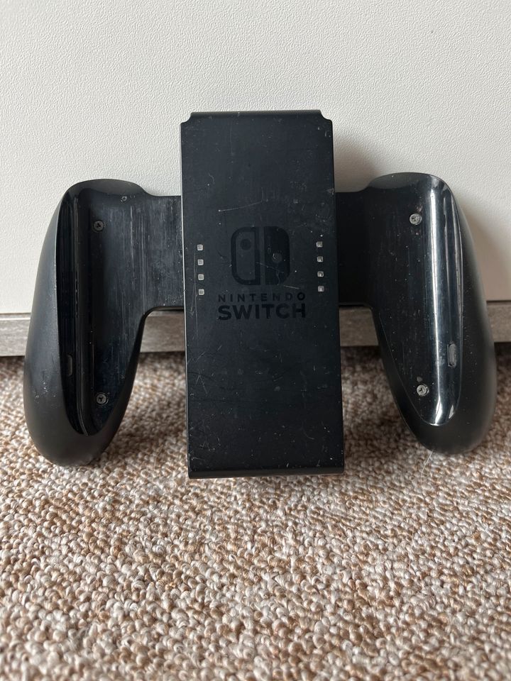 Nintendo Switch mit Controller (Leichte Gebrauchsspuren) in Paderborn