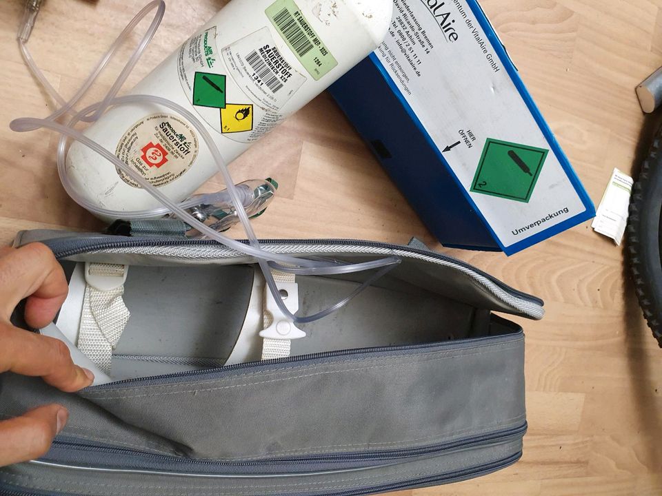 2* medizinischer Sauerstoff Flasche gefüllt Druckminderer & Maske in Stuttgart