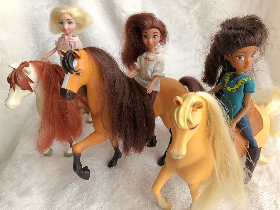 3-er Puppenset von DreamWorks Serie “Spirit” mit Pferden, Gut in Mering