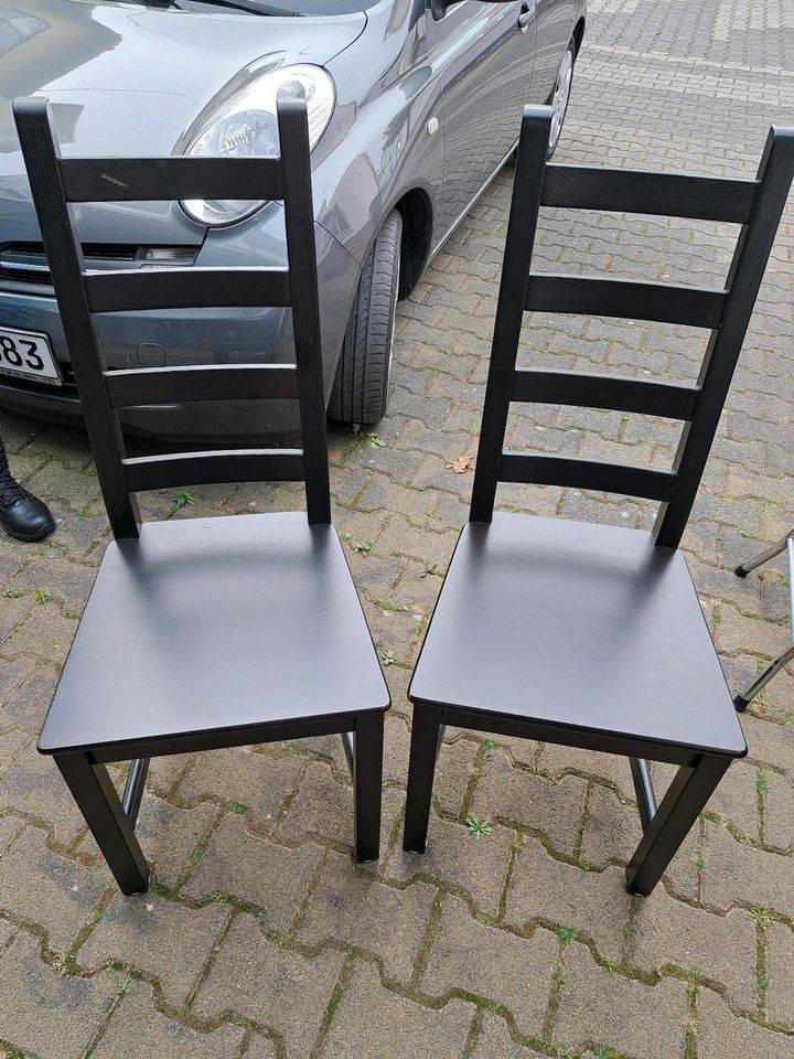 2 schwarze Ikea Holzstühle.Habe noch andere Sachen reingestellt. in Glauburg