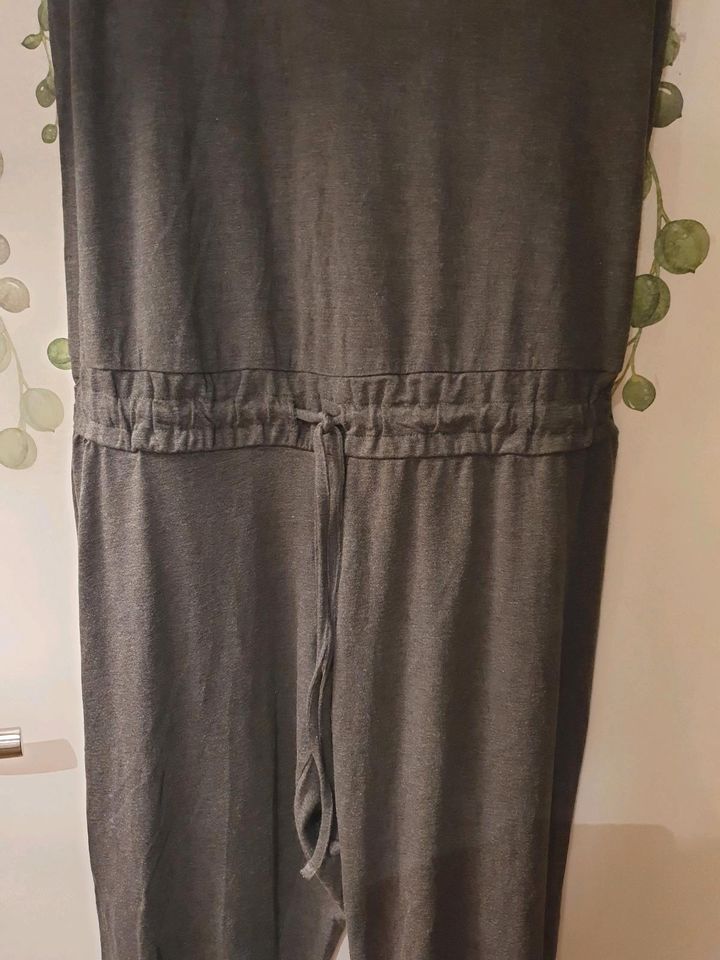 Jumpsuit grau 36/38 Damen 3/4 Länge in Bedburg-Hau