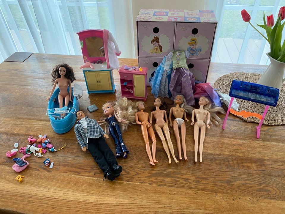 Barbie Set mit Badezimmer, Kleidung, Kleinteile… in Altendorf