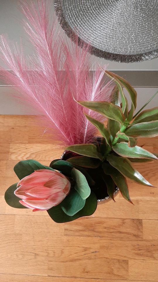 Große Vase mit Blumen in St. Ingbert