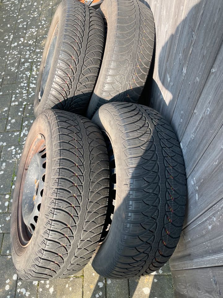 VW Touran Stahlfelgen mit Winterreifen in Neumünster