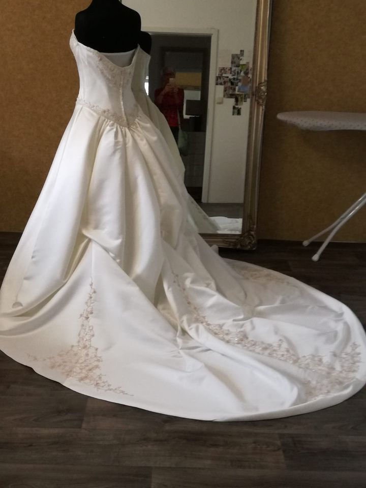 Brautkleid Seide in Bremen