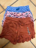 3 Kurze Hosen Gr.92 Mädchen Shorts Hessen - Heppenheim (Bergstraße) Vorschau