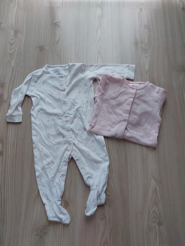 2 Stk. Next Baby Schlafanzug lang, Gr. 9-12 Monate,Fb. weiß, rosa in Burgrieden