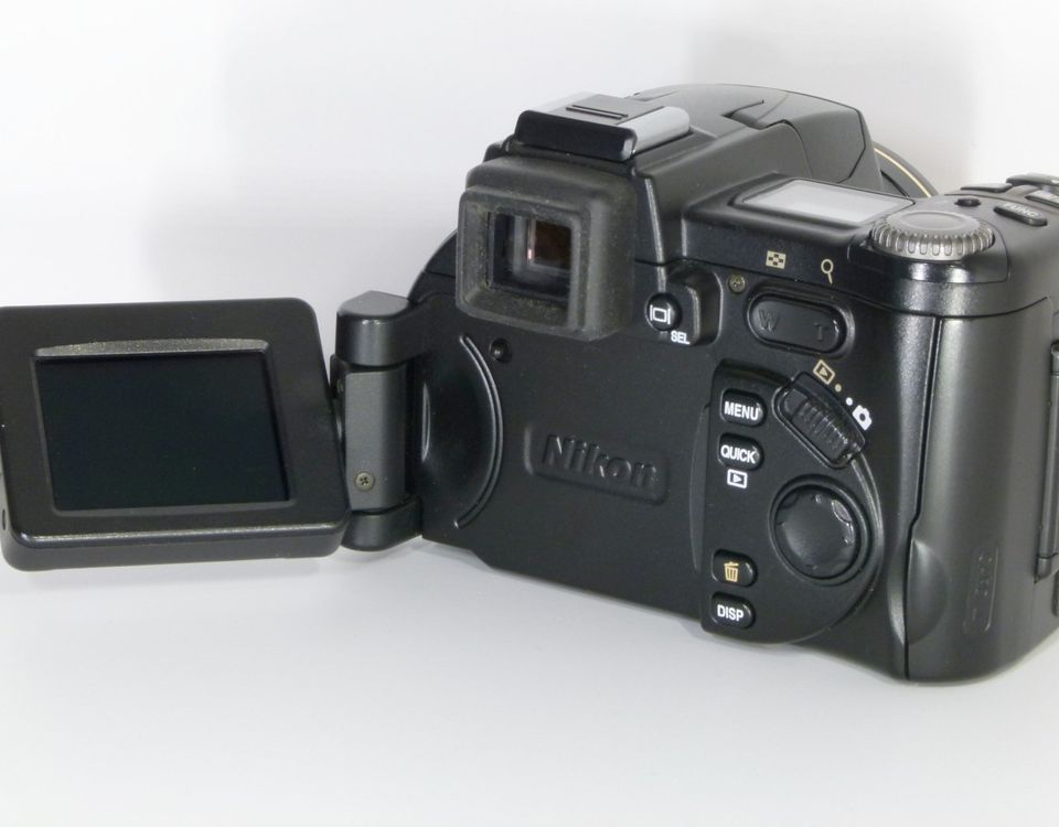 Nikon Coolpix 8700 Digitalkamera 1:2,8-4,2 35-280mm Zoom in Pollhagen