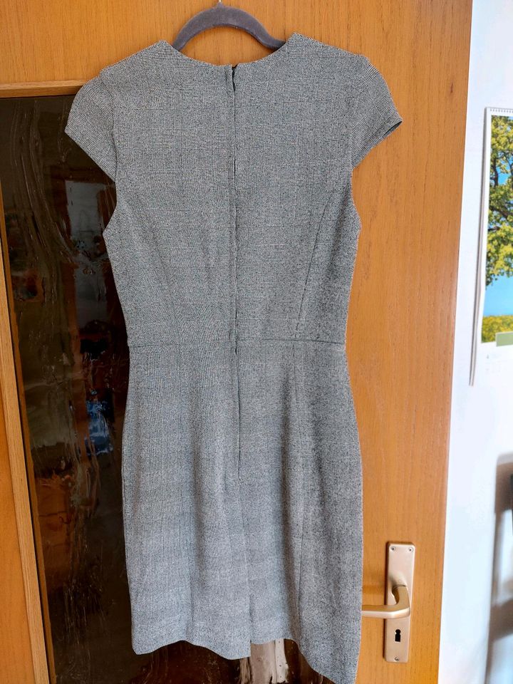 Tailliertes Kleid Größe 36 in Leipzig