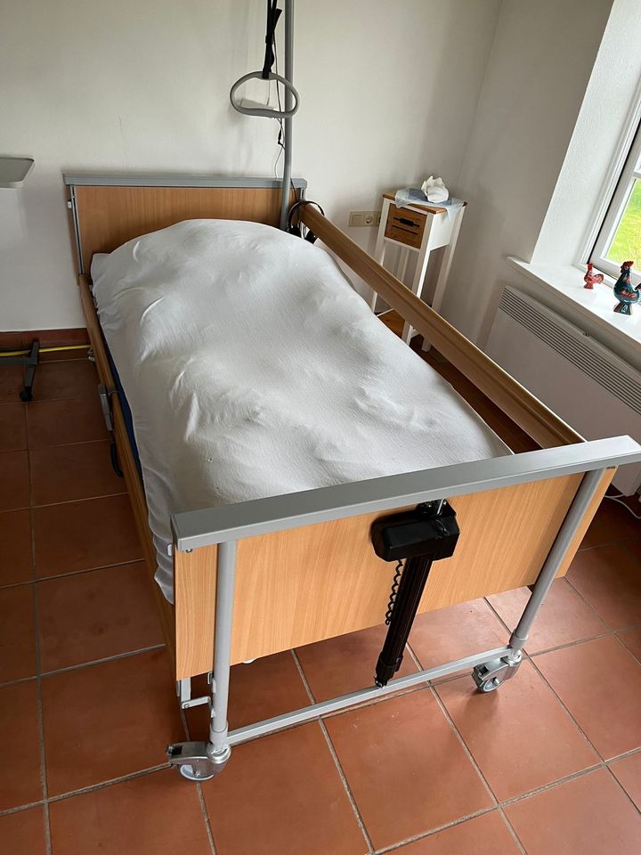 Seniorenbett, Pflegebett, Krankenbett in Neukirchen