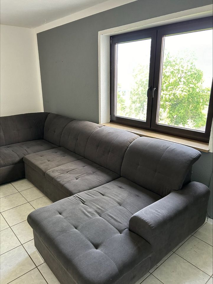 Ausziehbare Couch ( Anthrazit / Dunkelgrau ) in Veitshöchheim