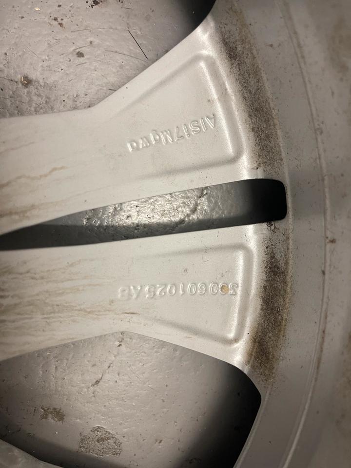ORIGINAL VW Felge mit Winterreifen und original Nabendeckel in Dinslaken