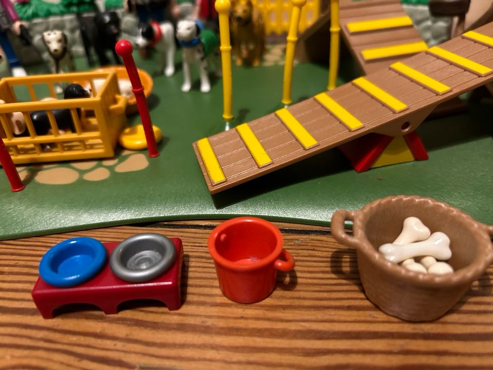 Playmobil Hundepark + Tiere und Spielgeräte, sehr guter Zustand in Hamburg