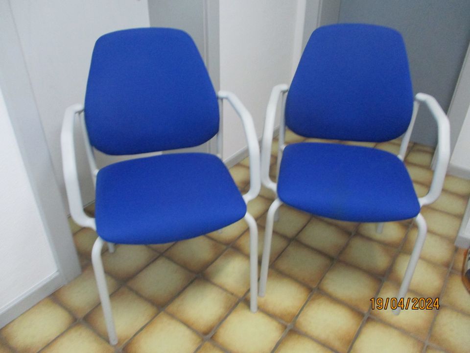 4 STühle,Metall weiß m.Polstern blau,Armlehnen in Kell am See