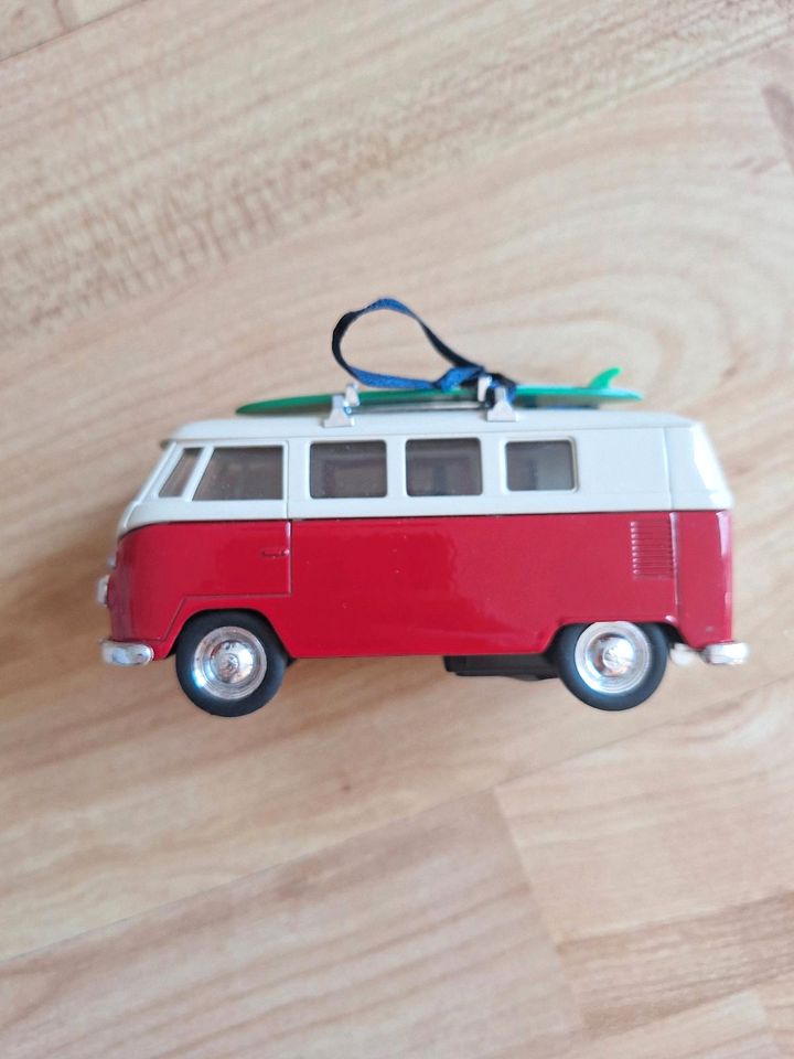 Spielzeugauto VW Bus mit Surfbrett in München