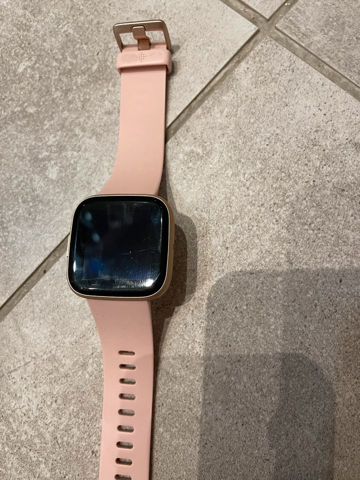 Fitbit Versa 2 + Ladekabel in Rhede